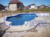 Photo d'une piscine creusée avec bain déversant à St-Jean -sur-Richelieu. - Piscine et béton Larivière