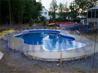 Photo d'une piscine creusée - La couler du béton pour le trottoir à St-Jean -sur-Richelieu. - Piscine et béton Larivière